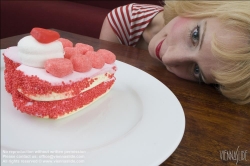 Viennaslide-72000121 Mädchen mit Süßer herzförmiger Torte - Girl with heart-formed Candy