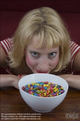 Viennaslide-72000124 Junge Frau vor einer Schale mit Schokolinsen - Young woman in front of bowl with chocolate lentils
