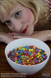 Viennaslide-72000125 Junge Frau vor einer Schale mit Schokolinsen - Young woman in front of bowl with chocolate lentils