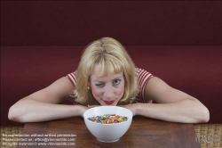 Viennaslide-72000126 Junge Frau vor einer Schale mit Schokolinsen - Young woman in front of bowl with chocolate lentils
