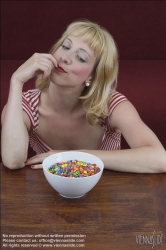 Viennaslide-72000129 Junge Frau vor einer Schale mit Schokolinsen - Young woman in front of bowl with chocolate lentils