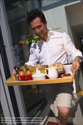 Viennaslide-72000152 Junger Mann trägt Frühstückstablett - Young man carrying breakfast tray