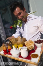 Viennaslide-72000153 Junger Mann trägt Frühstückstablett - Young man carrying breakfast tray
