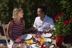 Viennaslide-72000158 Junges Paar frühstückt im Freien - Young couple having breakfast outdoors