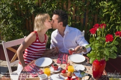 Viennaslide-72000159 Junges Paar frühstückt im Freien - Young couple having breakfast outdoors