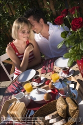 Viennaslide-72000163 Junges Paar frühstückt im Freien - Young couple having breakfast outdoors