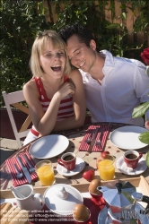 Viennaslide-72000164 Junges Paar frühstückt im Freien - Young couple having breakfast outdoors