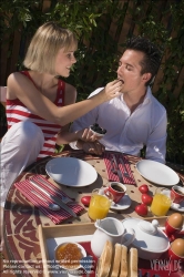 Viennaslide-72000165 Junges Paar frühstückt im Freien - Young couple having breakfast outdoors