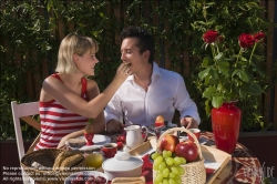 Viennaslide-72000169 Junges Paar frühstückt im Freien - Young couple having breakfast outdoors