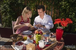 Viennaslide-72000171 Junges Paar frühstückt im Freien - Young couple having breakfast outdoors