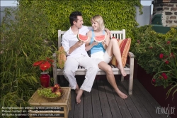 Viennaslide-72000173 Junges Paar isst eine Wassermelone im Freien - Young couple eating watermelon outdoors