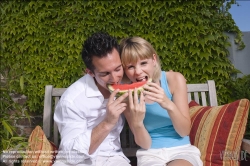 Viennaslide-72000174 Junges Paar isst eine Wassermelone im Freien - Young couple eating watermelon outdoors