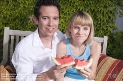 Viennaslide-72000175 Junges Paar isst eine Wassermelone im Freien - Young couple eating watermelon outdoors