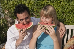 Viennaslide-72000176 Junges Paar isst eine Wassermelone im Freien - Young couple eating watermelon outdoors