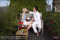 Viennaslide-72000183 Junges Liebespaar genießt Obst am Dachgarten - Loving Couple enjoying Fruits on Rooftop Garden