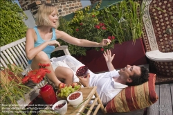 Viennaslide-72000187 Junges Liebespaar genießt Obst am Dachgarten - Loving Couple enjoying Fruits on Rooftop Garden