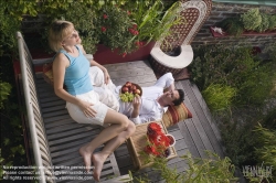 Viennaslide-72000188 Junges Liebespaar genießt Obst am Dachgarten - Loving Couple enjoying Fruits on Rooftop Garden