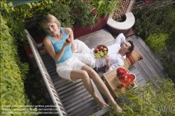 Viennaslide-72000189 Junges Liebespaar genießt Obst am Dachgarten - Loving Couple enjoying Fruits on Rooftop Garden
