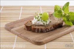 Viennaslide-72000205 Brot mit Traube und Kresse - Bread with Grape and Cress