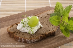 Viennaslide-72000206 Brot mit Traube und Kresse - Bread with Grape and Cress