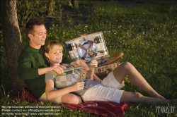 Viennaslide-72000215 Paar, Picknick - Couple doing Picnic