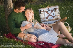 Viennaslide-72000218 Paar, Picknick - Couple doing Picnic