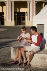 Viennaslide-72000220 Junges Paar isst eine Pizzaschnitte - Young couple eating pizza outdoors