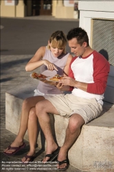 Viennaslide-72000221 Junges Paar isst eine Pizzaschnitte - Young couple eating pizza outdoors