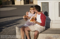Viennaslide-72000222 Junges Paar isst eine Pizzaschnitte - Young couple eating pizza outdoors