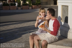 Viennaslide-72000223 Junges Paar isst eine Pizzaschnitte - Young couple eating pizza outdoors