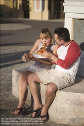 Viennaslide-72000224 Junges Paar isst eine Pizzaschnitte - Young couple eating pizza outdoors