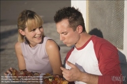 Viennaslide-72000225 Junges Paar isst eine Pizzaschnitte - Young couple eating pizza outdoors