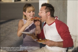 Viennaslide-72000227 Junges Paar isst eine Pizzaschnitte - Young couple eating pizza outdoors