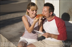 Viennaslide-72000228 Junges Paar isst eine Pizzaschnitte - Young couple eating pizza outdoors