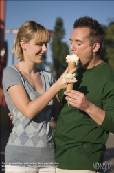 Viennaslide-72000229 Junges Paar isst Eis - Young Couple Eating Ice Cream