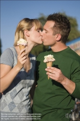 Viennaslide-72000230 Junges Paar isst Eis - Young Couple Eating Ice Cream