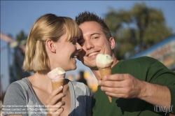 Viennaslide-72000232 Junges Paar isst Eis - Young Couple Eating Ice Cream