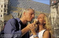 Viennaslide-72000233 Junges Paar isst Eis am Stephansplatz in Wien - Young Couple Eating Ice Cream in the Center of Vienna