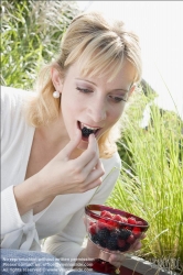 Viennaslide-72000254 Mädchen mit Beeren - Girl with Berries