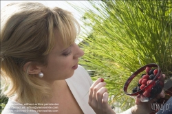 Viennaslide-72000259 Mädchen mit Beeren - Girl with Berries