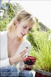 Viennaslide-72000263 Mädchen mit Beeren - Girl with Berries