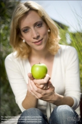 Viennaslide-72000267 Mädchen mit Apfel - Girl with Apple