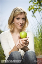 Viennaslide-72000268 Mädchen mit Apfel - Girl with Apple