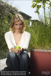 Viennaslide-72000269 Mädchen mit Apfel - Girl with Apple