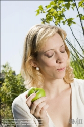 Viennaslide-72000274 Mädchen mit Apfel - Girl with Apple