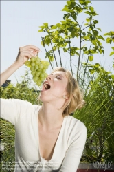 Viennaslide-72000275 Mädchen mit Weintrauben - Girl with Grapes