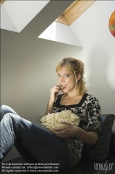 Viennaslide-72000280 Junge Frau isst Popcorn - Young Woman eating Popcorn