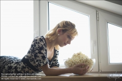 Viennaslide-72000286 Junge Frau isst Popcorn - Young Woman eating Popcorn