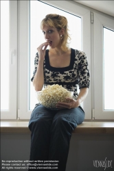 Viennaslide-72000287 Junge Frau isst Popcorn - Young Woman eating Popcorn