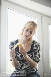 Viennaslide-72000291 Junge Frau isst eine Banane - Young Woman eating a Banana